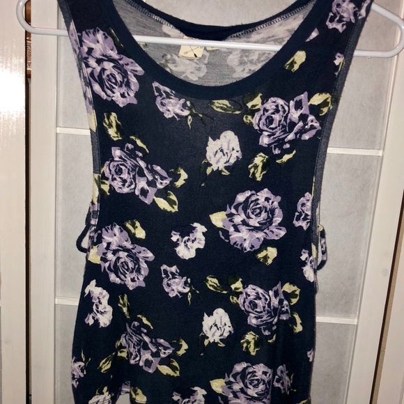 L.a. Hearts Crop Top with Side string accents - Picture 4 of 8